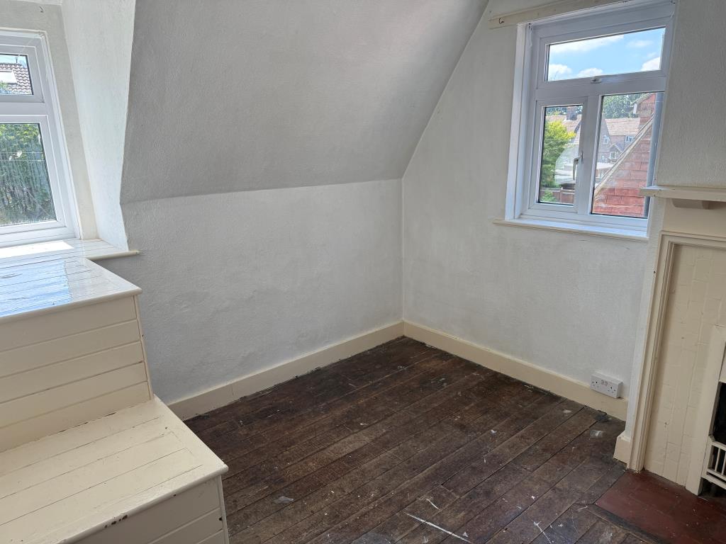 Lot: 174 - SEMI-DETACHED HOUSE IN NEED OF UPDATING - Bedroom one